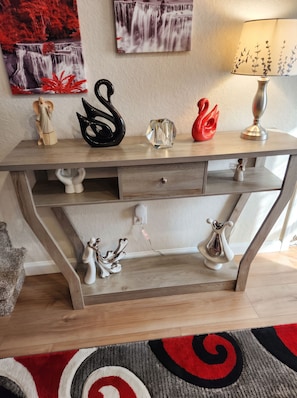 A wooden desk with decorative items and a lamp. - 3-bedroom luxury townhome in charming Colorado Springs w/AC - Paradise Point (Colorado Springs)