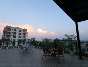 Outdoor dining - Hotel Kailash Premium (Jaipur)