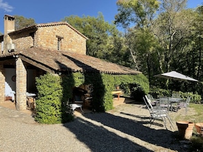 A stone house with a tiled roof, surrounded by greenery and a gravel driveway. - Holiday Home With 1 Bedroom (Entrecasteaux)