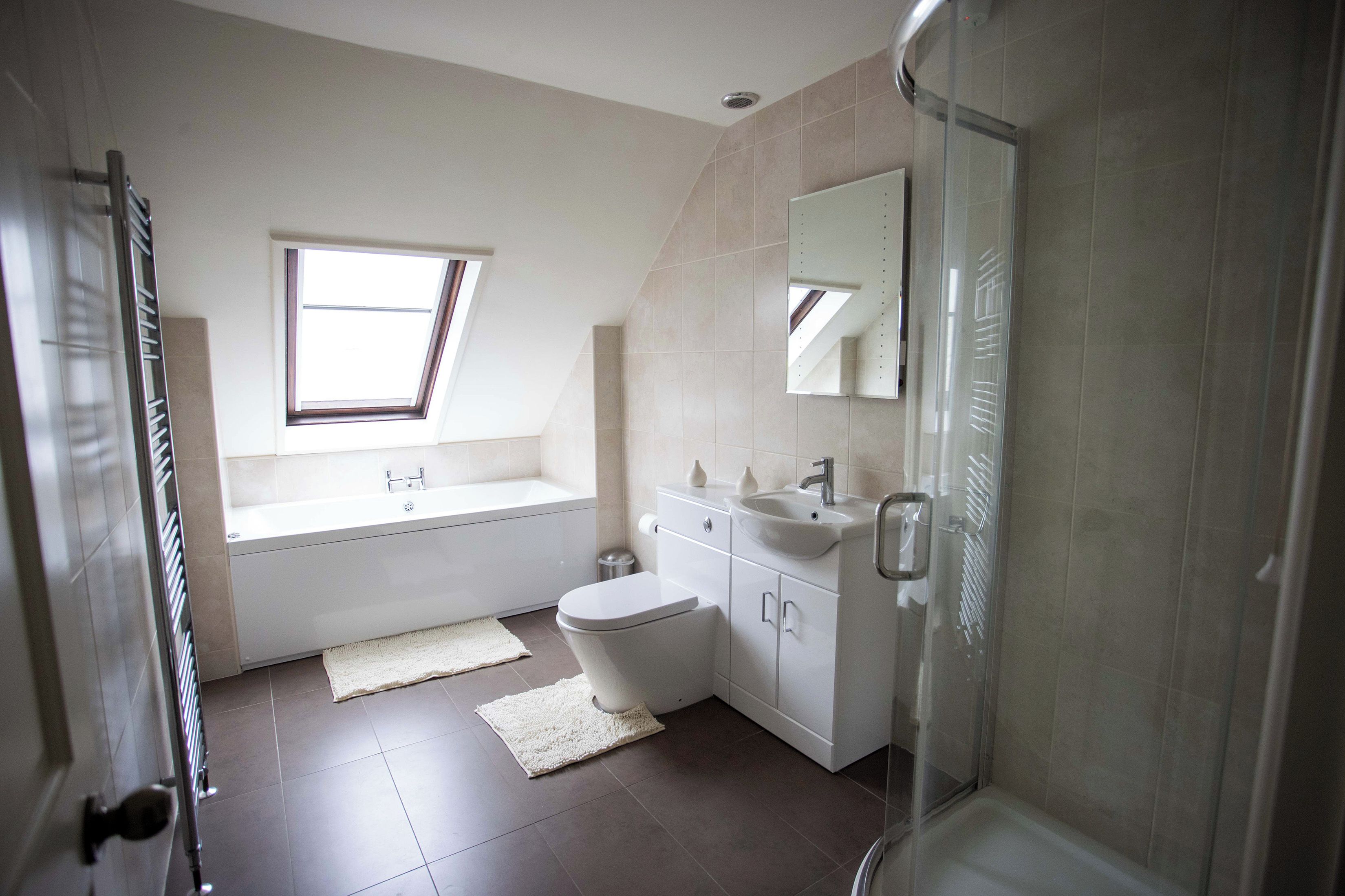 Un baño moderno con bañera, inodoro y lavamanos.