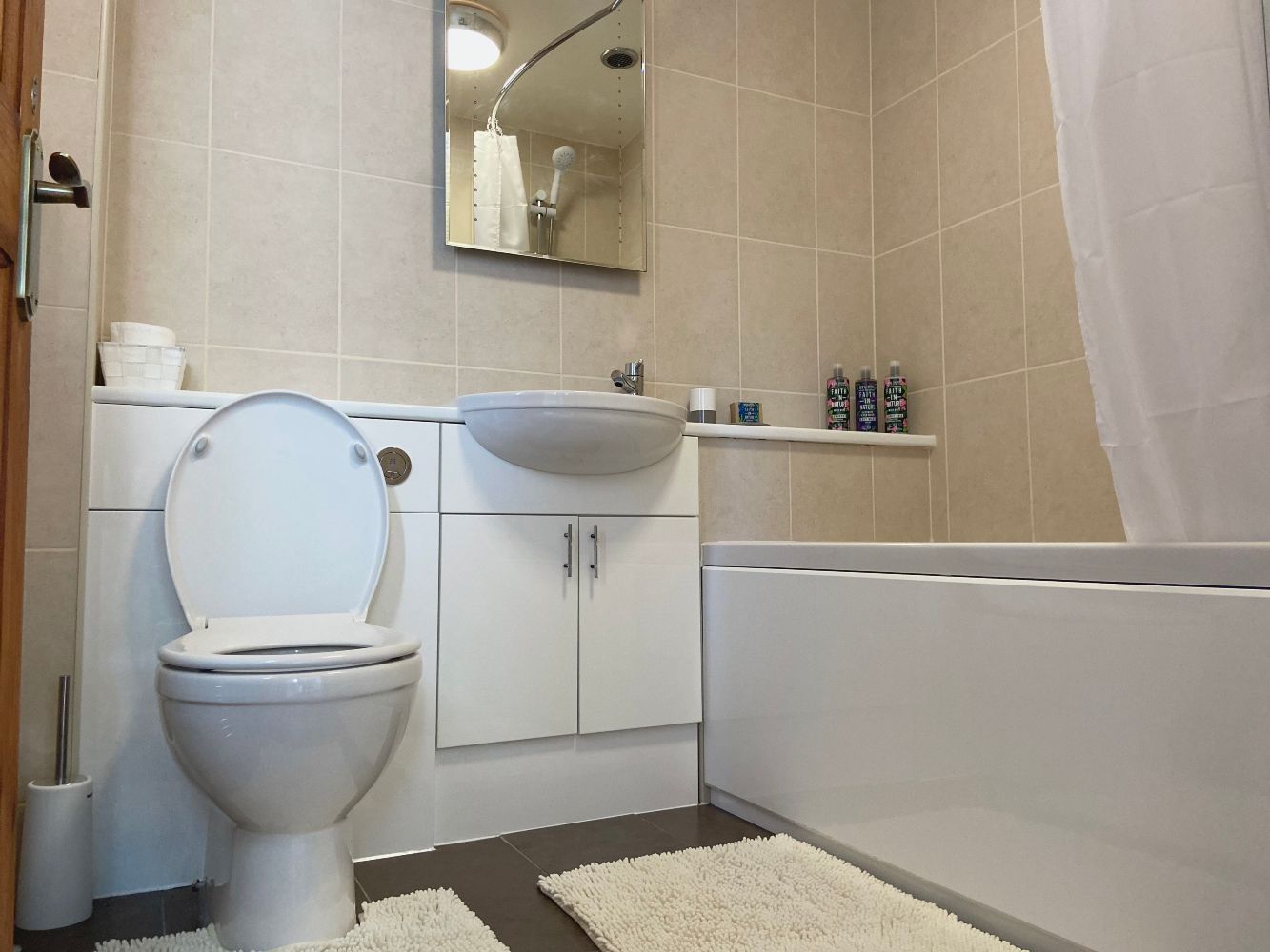 Une salle de bain avec des toilettes, un lavabo et une baignoire.