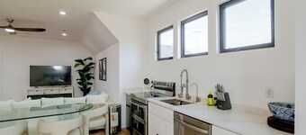 Bright & Modern Studio, 15 Mi to Des Moines!