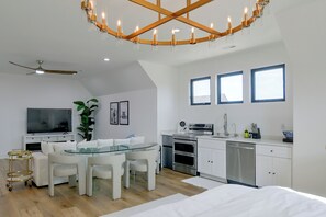 Una cocina moderna con horno empotrado, lavavajillas y pileta.