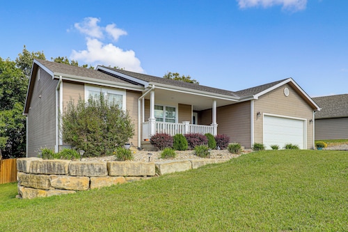 Screened Porch, Fire Pit! Family Home Near K-state