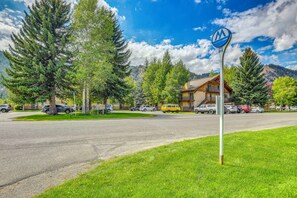 A mountain lodge with a clear view of the surrounding forest and mountains. - Walk to Ski Slopes! Sun Valley Condo w/ Balcony (Ketchum)