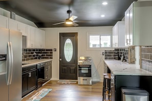 Interior - Lake Milton Retreat, 1 Mi to the Water (Lake Milton)