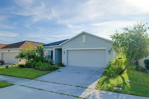 A residential house with a garage, a driveway, and a well-maintained lawn. - 12 Mi to Disney! Family Home Championsgate Golf (Davenport)