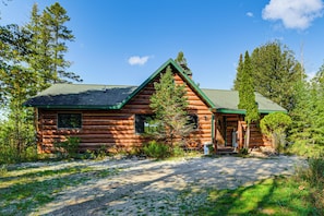 Interior - Upscale Beachfront Log Home on Lake Huron Shores (Drummond Island)