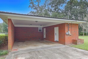 A single-story brick building with a covered porch, a door, and a small window. - Dog Friendly & Vintage Vibe! 13 Mi to St Simons (Brunswick)