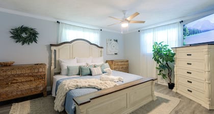 Outdoor Oasis w/ Hot Tub & Pool! Milford Gem