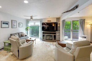 A living room with a fireplace, a television, and a sofa. - Walkable Dtwn Location! Extended Anchorage Stay (Anchorage)