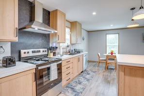 A modern kitchen with a gas stove, oven, and a built-in dishwasher. - Easy I-4 Access: Central Florida Home w/ Fire Pit (Plant City)