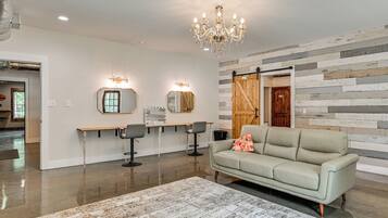 Interior moderno com um candelabro, um sofá e uma parede com design em ripas de madeira.