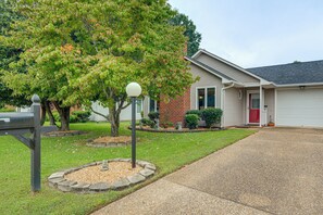 A residential house with a front yard, a mailbox, and a driveway leading to a garage. - Private Yard & Patio! Hopewell Extended Stay (Hopewell)