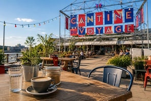 La Cantine du Voyage, lieu convivial en bord de Loire pour se restaurer et se détendre. - Remote Work • 230 Mb/s Fiber • Tram (Nantes)