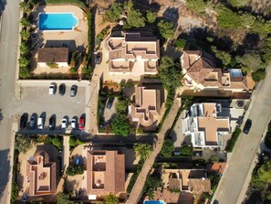 An aerial view of a residential area with multiple houses, a swimming pool, and a parking lot. - Holiday Home With 2 Bedrooms (Campos)