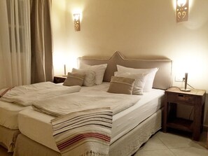 A neatly made bed with a striped blanket, a headboard, and two bedside lamps. - Holiday Home With 2 Bedrooms (Campos)
