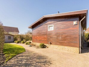 A building with a brick foundation and a wooden exterior. - Cabin With 2 Bedrooms (Burgh-Haamstede)