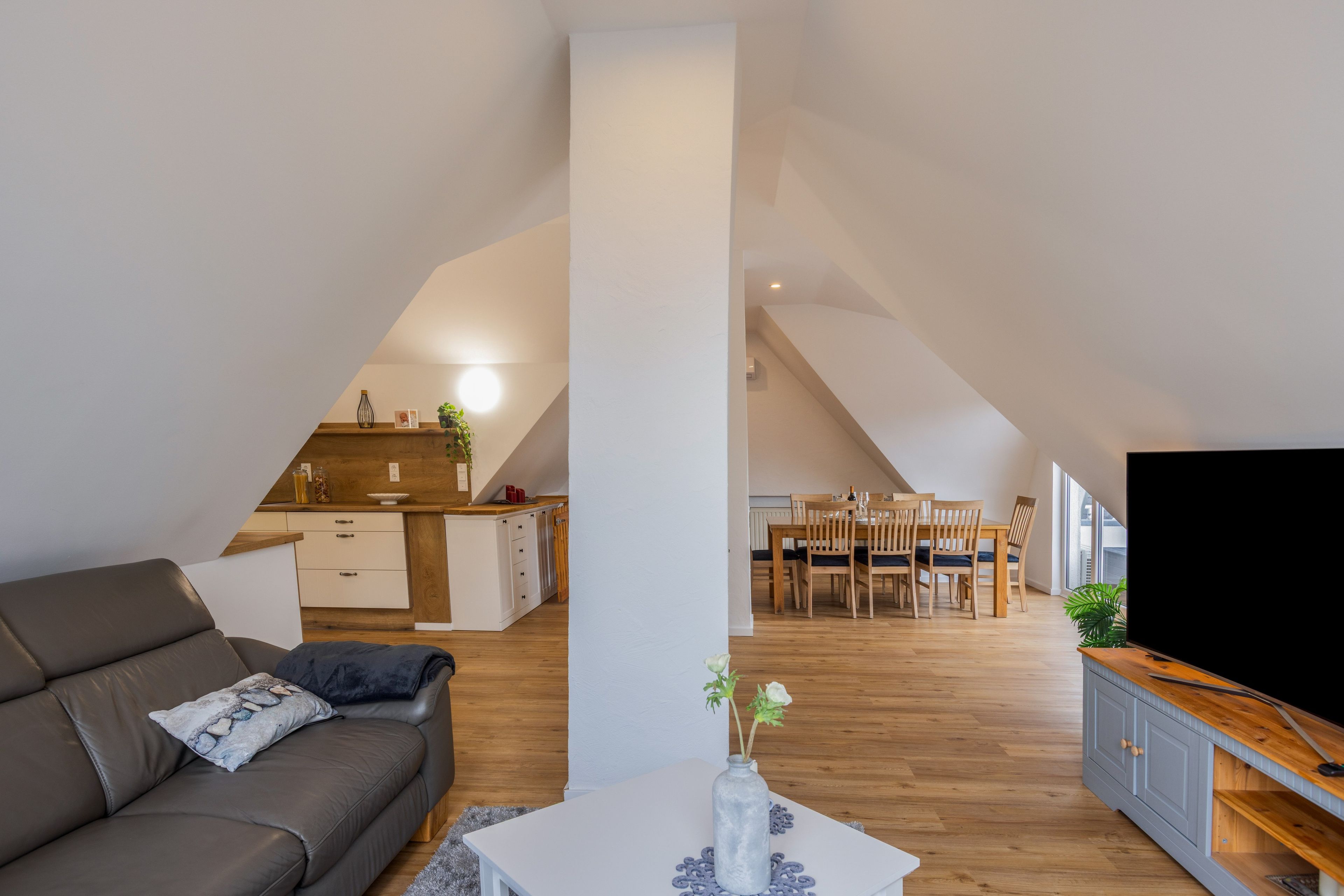 Ein modernes Loft mit Essbereich, Küche und Wohnbereich.