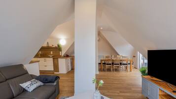Ein modernes Loft mit Essbereich, Küche und Wohnbereich.