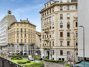 Ein Hotel im klassischen Baustil mit mehreren Etagen und einem markanten Eingang in der Ecke.