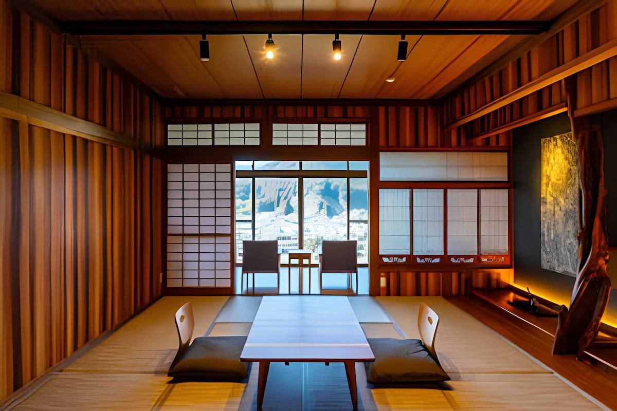 Una habitación japonesa tradicional con suelo de tatami, una mesa baja y puertas correderas.