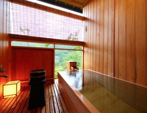 A wooden room with a hot tub, a window, and a small wooden stool. - Furuyu Onsen Ryokan Suginoya (Saga)