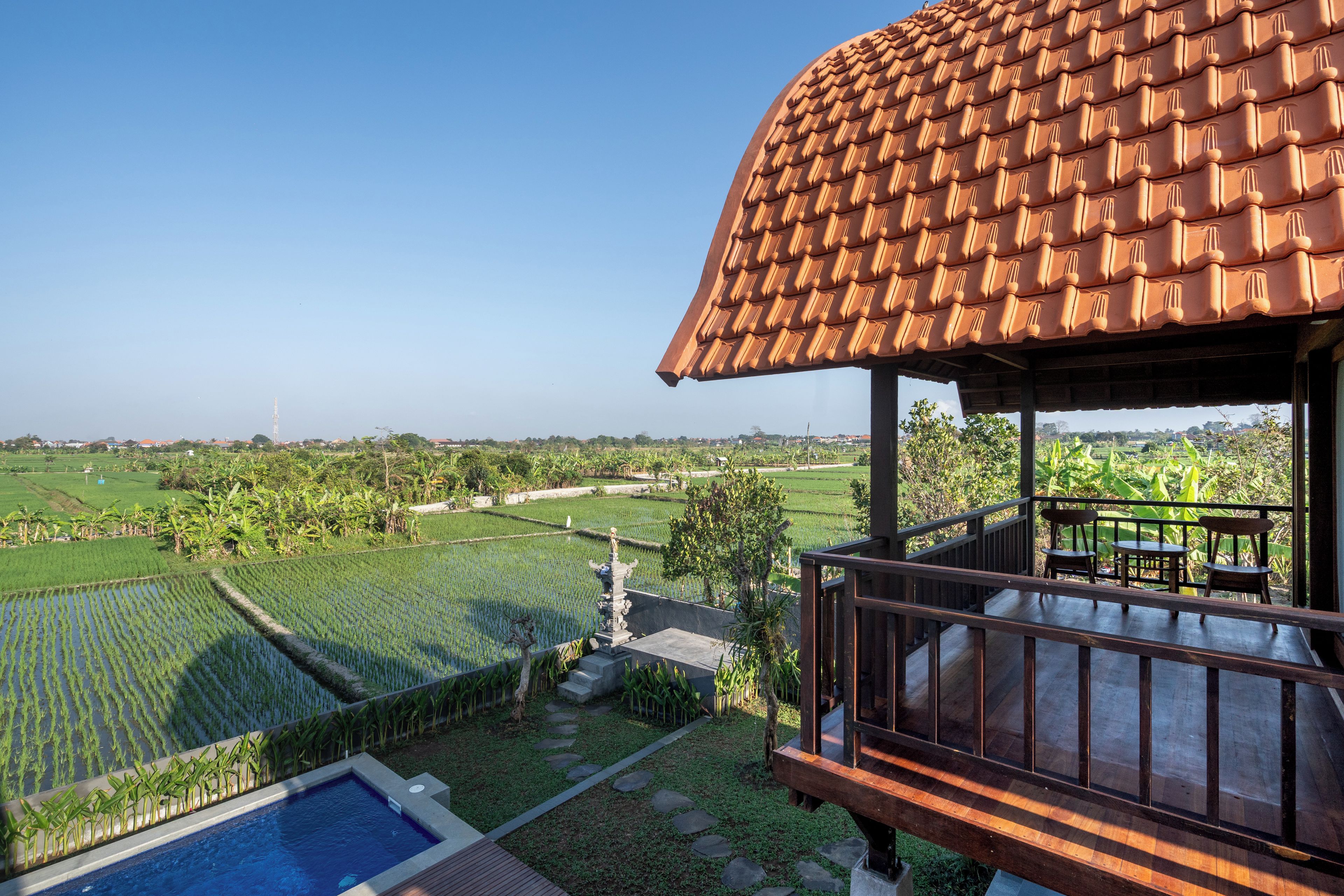 Vista de una propiedad con piscina, jardín y vistas a los campos circundantes.