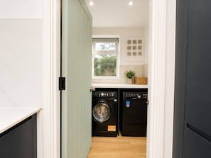 Room - Perfect Booking Modern 4-bed Home With Garden (Windsor)