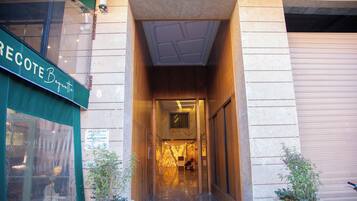 Entrada de hotel com uma placa indicando 'Residence Chraibi A'.