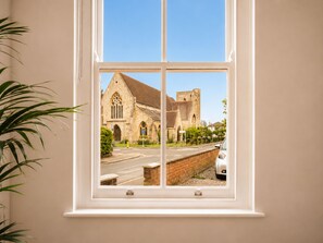 Ein Fenster mit Blick auf eine Kirche und eine Straße.