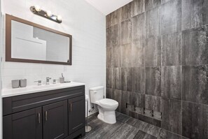 Bathroom - Luxury Stay for Groups Near NYC - Gym & Patio (Kearny)