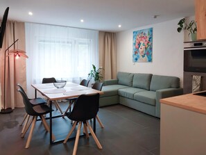 Dining - Nexpo Hub Apartment, 5 minutes from the trade show + parking (Nürnberg)