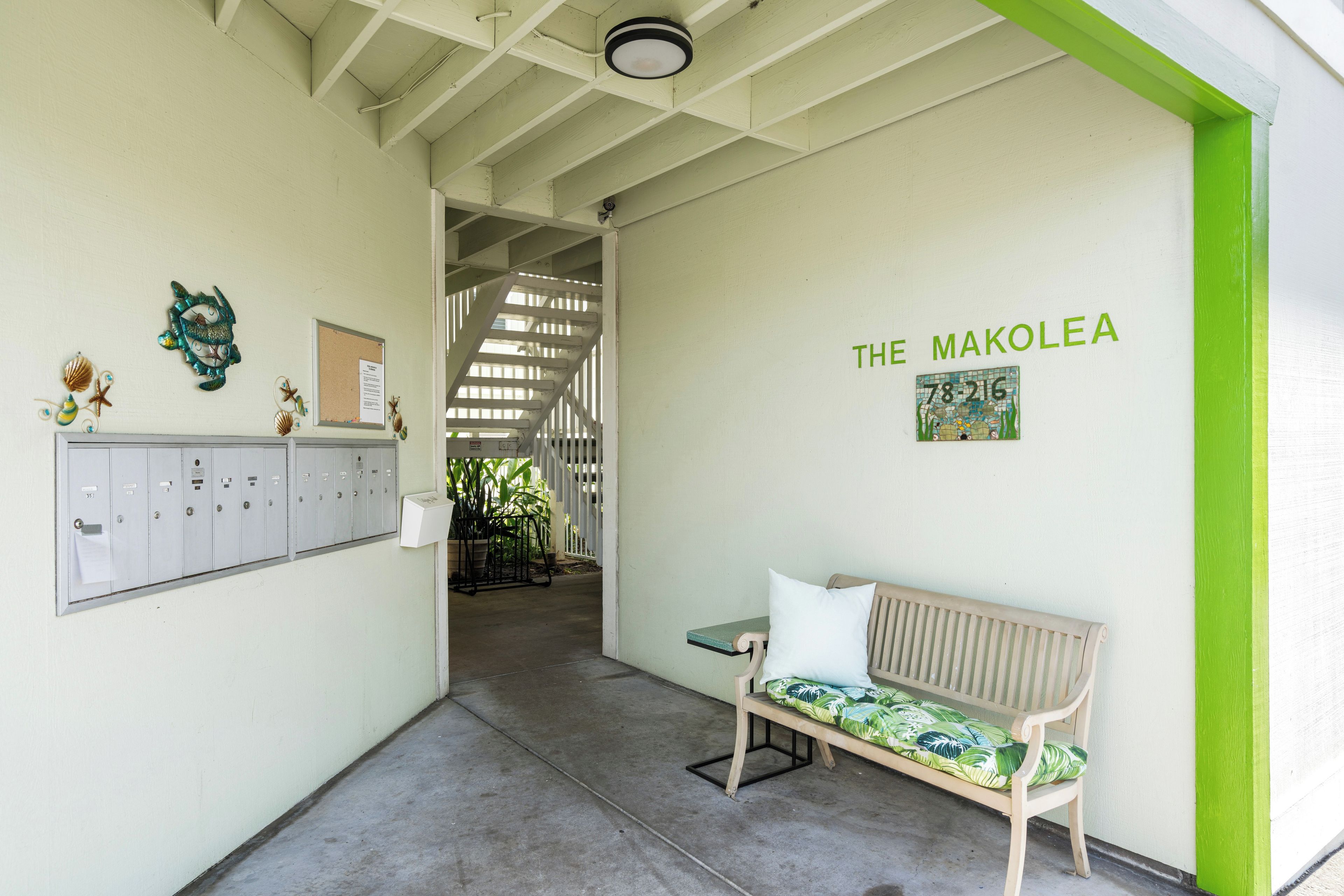 Ein Flur mit Schließfächern, einer Sitzbank und einer Wand mit der Beschilderung 'THE MAKOLEA'.
