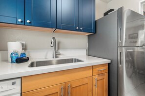 Private kitchen - Makolea#21: Steps from the Beach, Beautifully Appointed 2 bedroom condo (KAILUA KONA)