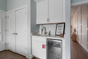 Kitchenette in downstairs ensuite bedroom - Seaglass Villa - Heated Pool - 5 br - 3 ensuite (St. Augustine)