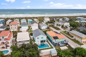 A coastal residential area with houses, a swimming pool, and a beach view. - Seaglass Villa - Heated Pool - 5 br - 3 ensuite (St. Augustine)