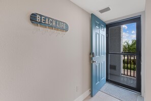 Eine blaue Tür mit einem Schild, auf dem 'BEACH LIFE' steht.
