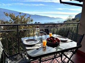 Ein Tisch draußen mit Blick auf Berge und ein Gewässer.