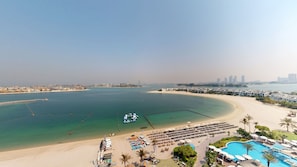 A coastal resort with a sandy beach, a swimming pool, and a marina. - Spacious 2 Bed with Sea View in The Palm (Palm Jumeirah)