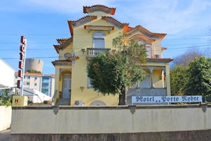 A yellow building with a sign reading 'Hotel Porto Novo.' - HOTEL PORTO NOBRE (Porto)