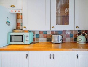 Private kitchen - Casa Jazmines Sea View Terrace, Jacuzzi, BBQ (Benamargosa)
