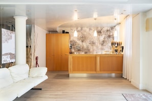 Una cocina moderna con armarios de madera, luces colgantes y una isla central.