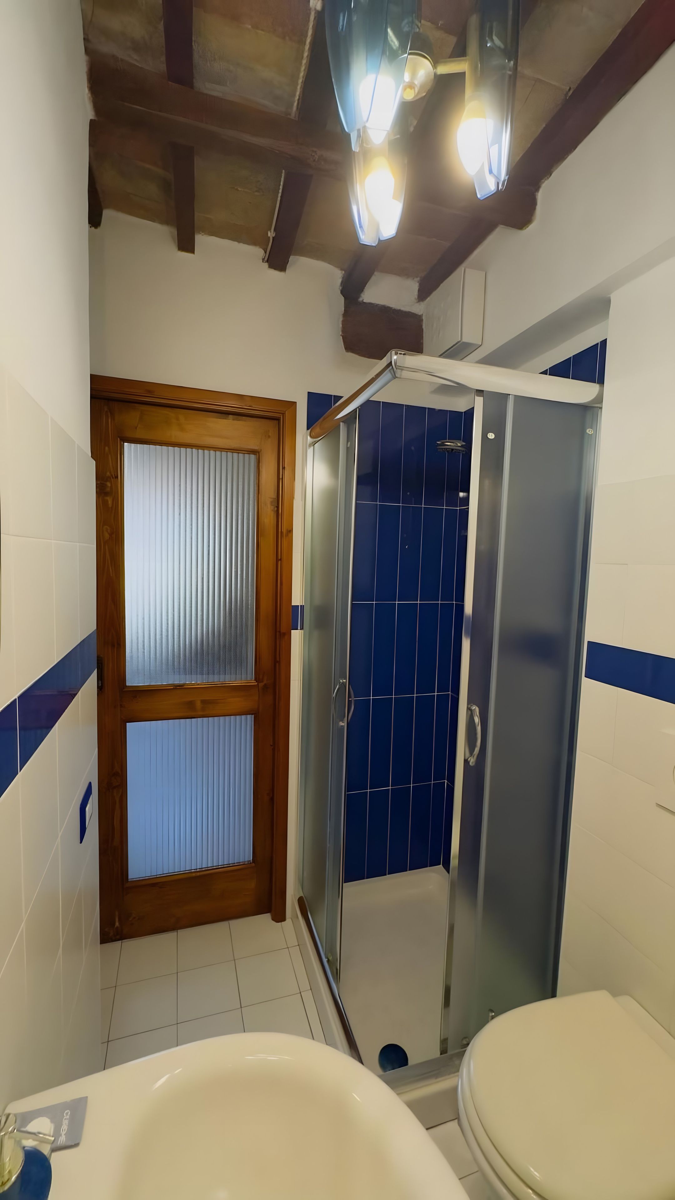 Ein Badezimmer mit Dusche, Toilette und Badewanne.