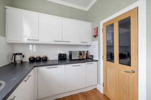 Private kitchen - 2 Bed Main Door Apt on Leith Walk, Near Tram (Edinburgh)