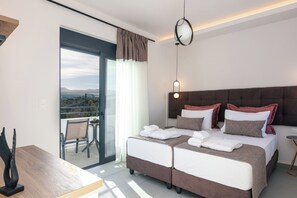 Une chambre d’hôtel moderne dotée d’un grand lit, d’un balcon avec vue et d’un coin repas.