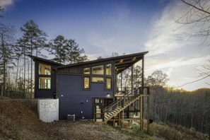 A modern two-story house with a wooden deck and a staircase leading to the upper floor. - LUXE Chalet Hot tub, Amazing view, 10 min downtown (Blue Ridge)