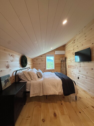 The Carriage Barn: new build with expansive mountain views and walk to Dorset