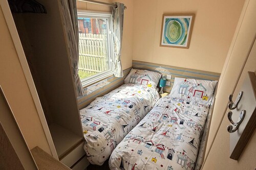 Static Caravan Sleeps 6 Close to Amenities