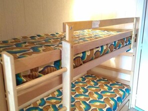 Ein Stockbett mit einem gemusterten Matratze.